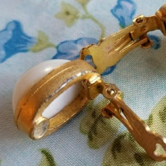 Relisted - vintage clip earrings white and gold tone - Picture 6 of 7